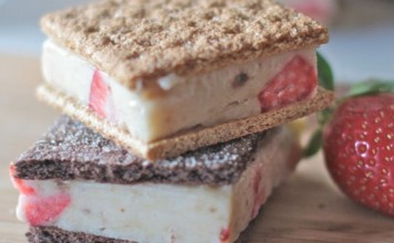 Zdrav jagodni sladoledni sendvič